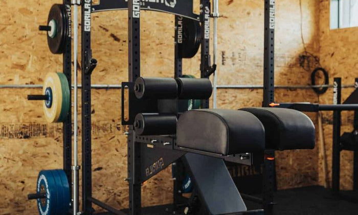 Gorila Fitness 3x3 power rack with barbell and plates set up for heavy squats in a modern gym